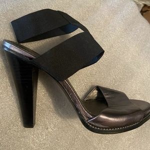 Linea Paolo Black Gun Metal Metallic Strappy Pull on Women's Heels Size 8